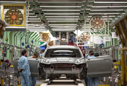 Varios trabajadores de la planta de pintura de Ford en Almussafes, Valencia.