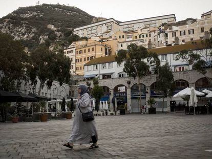 Una mujer camina por Gibraltar este jueves, día de elecciones al Parlamento gibraltareño.