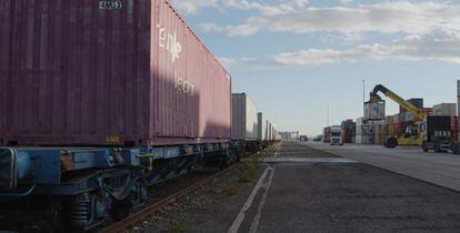 Tren de mercancías de Renfe en la terminal de Monzón (Huesca) para la carga de remolacha. 