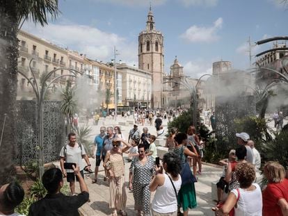 Visitantes de la Plaza de la Reina de Valencia, en la zona de los vaporizadores, en una imagen captada la pasada semana.