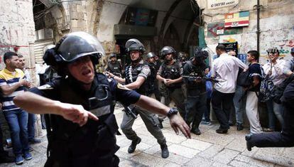 Polic&iacute;as israel&iacute;es dispersan a manifestantes palestinos, este martes en Jerusal&eacute;n.