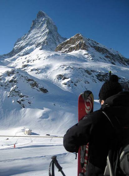 Una esquiadora contempla el Matterhorn desde una estación de telecabina en Scwarzsee paradise, Zermatt