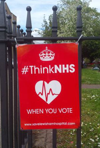 Cartel en el barrio de Lewisham. "Piensa en el NHS cuando votes".