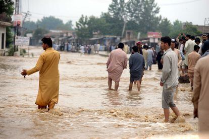 Pobladores del distrito de Charsadda, en el noroeste de la provincia de Khyber Pakhtunkhwa, después de una inundación repentina el 28 de agosto de 2022. 