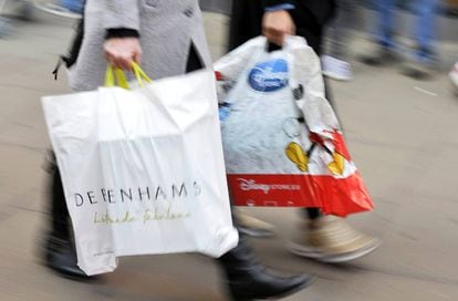 Numerosas personas realizan sus compras navide&ntilde;as en Londres, Reino Unido.