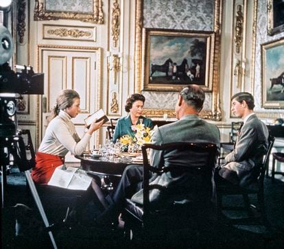 La reina almuerza en el castillo de Windsor con su esposo, Felipe, y sus hijos los príncipes Ana y Carlos, en 1969, ante las cámaras de la BBC para el documental 'Royal Family'.