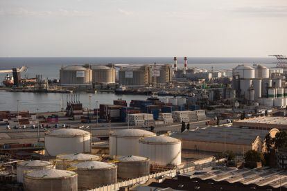 Vista de la regasificadora de Enagás en el puerto de Barcelona, desde donde partirá el gasoducto a Marsella.