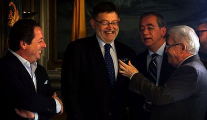 El secretario general del PSPV-PSOE, Ximo Puig, pidió ayer que “nadie rompa el consenso si no hay otro consenso” en las instituciones que dependen de la Generalitat y apostó por “sumar” para contribuir a su fortaleza. Puig hizo esas declaraciones tras reunirse con el presidente del Consell Jurídic Consultiu, Vicente Garrido, en la sede de esta institución.
