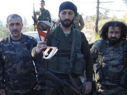 Un miliciano turcomano muestra un trozo del paracaidas de un piloto ruso. 