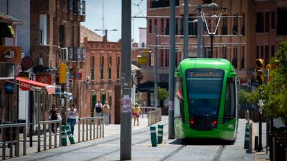 Tranvía en la localidad madrileña de Parla, este jueves.