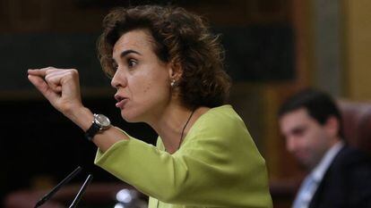 La ministra de Sanidad, Dolors Montserrat, durante un debate en el pleno con Joan Tard&agrave;. 