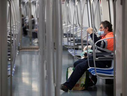 El metro de Barcelona con pocos viajeros durante el estado de alarma por el coronavirus.
