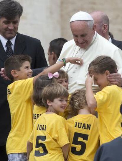 El papa Francisco con un grupo de niños españoles en el Vaticano, el 25 de junio de 2014.