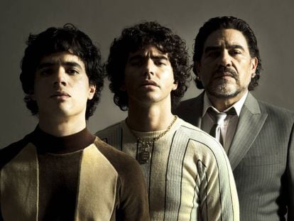 Nicolás Goldschmidt, Nazareno Casero y Juan Palomino, caracterizados como Maradona en tres momentos de la vida del futbolista.