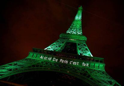 Celebració el divendres passat a la torre Eiffel de l'entrada en vigor de l'Acord de París.