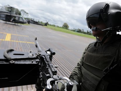 Agente de policía antinarcóticos , antes de sobrevolar cultivos de coca durante una operación de erradicación en Tumaco, en febrero de este año.