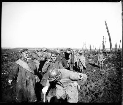 25 de octubre de 1917. Limpieza de los campos de batalla por los boches en Laffaux, Francia. Fotografía toma el día siguiente a la ofensiva francesa de la Malmaison, Francia (nota manuscrita del autor sobre el negativo de vidrio).