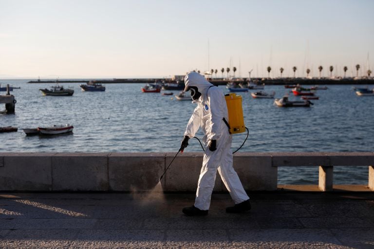 Desinfección del paseo marítimo de Cascais.