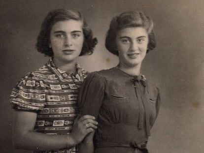 Carry Ulreich (a la derecha) junto a su hermana, Rachel, cuando eran adolescentes en 1939.