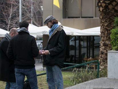 Tres de los hombres que se han presentado este miércoles en el consulado de Ucrania en Barcelona para ir a la guerra.