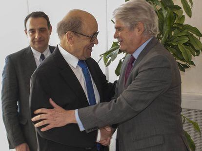 El ministro de Exteriores, Alfonso Dastis, saluda a su hom&oacute;logo franc&eacute;s, Jean-Yves Le Drian.