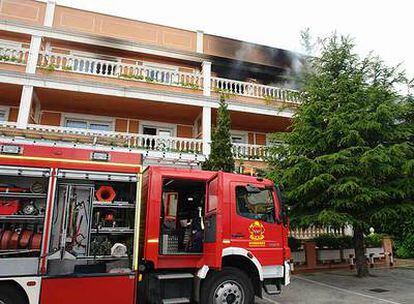 Uno de los camiones de bomberos, en la puerta del club de alterne.