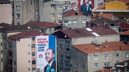 Carteles de Erdogan y Mustafa Kemal Ataturk el año pasado en Estambul. 
