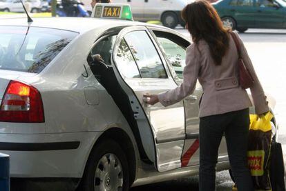 Una clienta sube a un taxi en Madrid. 