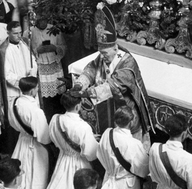 Joseph Ratzinger es ordenado sacerdote por el cardenal Michael von Faulhaber, el 29 de junio de 1951 en la catedral de Frisinga, Alemania. Entre 1946 y 1951 estudia Filosofía y Teología en Frisinga y en la refundada Facultad de Teología de Múnich, que había sido cerrada por los nazis en 1938. Tras su ordenación, es destinado a la parroquia de la Preciosa Sangre de Múnich. En 1953 se doctora en Teología. La habilitación para la enseñanza se convierte, en sus propias palabras, en el “drama de la libre docencia” al tener que rehacer su tema por discrepancias con el tribunal. Tras superar el lance, en 1958 se convierte en profesor de teología dogmática y fundamental en la Escuela Superior de Teología de Frisinga. Será profesor en varias universidades: en 1959, en la de Bonn; en 1963, en la de Münster, y en 1966, en la de Tubinga.