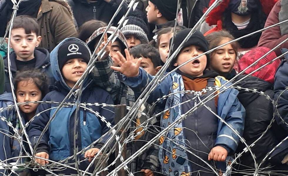 Niños tras la valla temporal entre Polonia y Bielorrusia, en una imagen de un vídeo difundido por el Gobierno polaco el pasado noviembre.