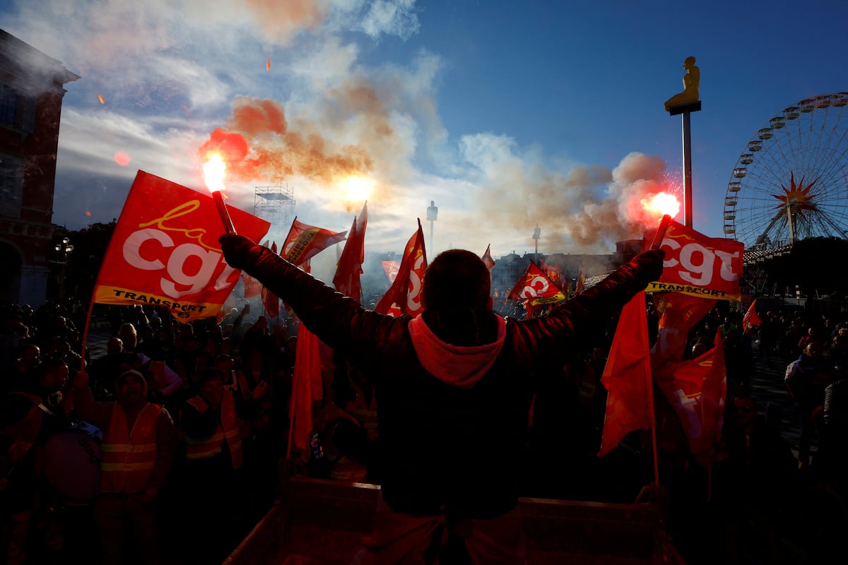 Grève générale en France : Les Français descendent dans la rue contre la réforme des retraites de Macron |  International