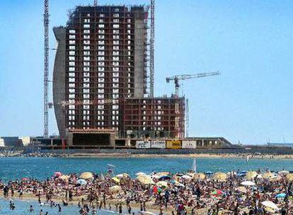 El <b><i>hotel vela,</b></i> en una imagen reciente, muestra su estructura junto a la Barceloneta y en una de las bocanas del puerto.