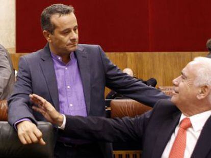 Luciano Alonso, a la derecha, conversa con el portavoz de IU José Antonio Castro, ayer en el Parlamento.