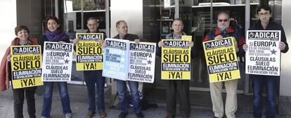 Integrantes de Adicae se manifiestan contra las cláusulas suelo.