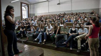 Profesores y universitarios reunidos en un aula en la Universidad de Barcelona.