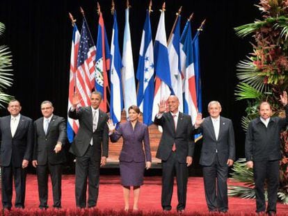 De izquierda a derecha: Ricardo Martinelli (Panamá), Porfirio Lobo (Honduras), Mauricio Funes (El Salvador), Barack Obama, Laura Chinchilla (Costa Rica), Dean Barrow (Belice), Otto Perez (Guatemala), Daniel Ortega (Nicaragua) and Danilio Medina (República Dominicana), el pasado 3 de mayo en San José.