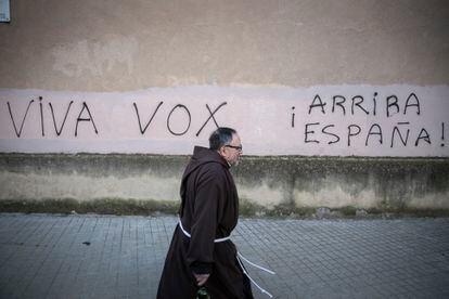 Pintadas del partido ultraderechista Vox en los muros de la Iglesia de los Capuchinos de Sarria, de Barcelona.
