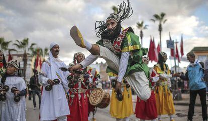 Varias personas participan en un desfile anual que celebra el aniversario del nacimiento del Profeta Mahoma, en Sale (Marruecos).