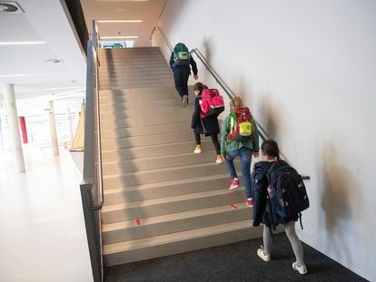 Un grupo de estudiantes sube las escaleras de su colegio en su primer día de clase en Hamburgo, al norte de Alemania.