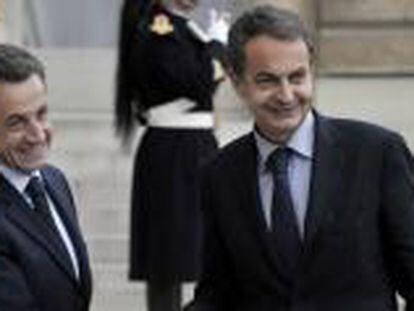 El presidente francés Nicolas Sarkozy (c dcha) saluda al jefe del Ejecutivo español, José Luis Rodríguez Zapatero, a su llegada al Palacio del Elíseo