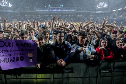 Una imagen desde las primeras filas del aspecto del pabellón, llena con 15.000 personas. 