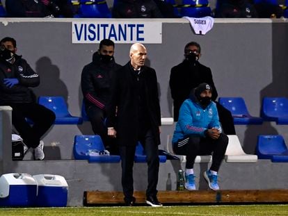 Zidane, en el partido contra el Alcoyano, con Bettoni sentado detrás, en primera fila.