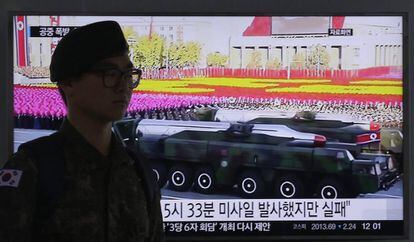 Un soldado surcoreano ante un televisor que emite un desfile en Pyongyang. 