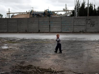 Un niño camina por un barrio periférico de Buenos Aires.