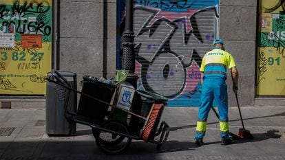 Un operario de la limpieza, el pasado lunes en Madrid.