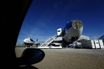 En el Aeropuerto de Teruel los aviones que han acabado su vida útil son desmantelados y reciclados. Este tipo de actividad diferencia el aeropuerto aragonés de otras plataformas parecidas como la del desierto del Mojave (California), conocidas como "cementerios de los aviones". En la foto: un avión parcialmente desmantelado.