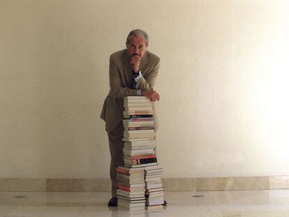 El escritor Carlos Fuentes durante la presentación en Madrid de su libro 'En esto creo', en 2002.