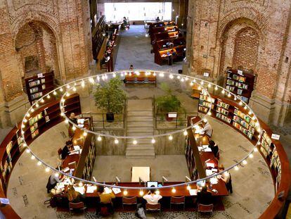 Nave y ábside de la antigua iglesia que ocupa la biblioteca de las Escuelas Pías de Lavapiés, en Madrid, un centro adscrito a la UNED.