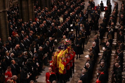 Miembros del primer batallón de granaderos portaban el féretro de Isabel II. En la comitiva, el rey Carlos III y otros miembros de la familia real británica.