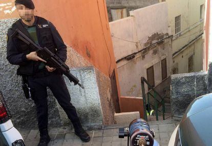 Un guardia civil durante una operaci&oacute;n antiterrorista en Canarias el d&iacute;a 17.